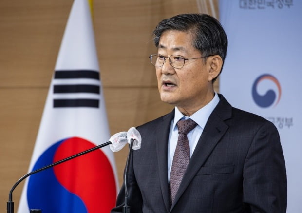 尹정부 2년차 개혁에 속도…대환대출 5월 도입 공무원 연봉상한 없앤다 | 한국경제