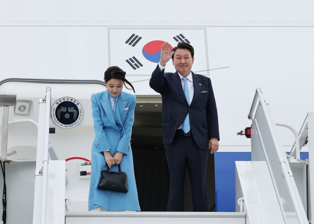 미국 국빈 방문 일정을 마친 윤석열 대통령과 김건희 여사가 29일(현지시간) 보스턴 로건 국제공항에서 귀국길에 오르며 환송객들에게 손을 들어 인사하는 모습. 사진=연합뉴스