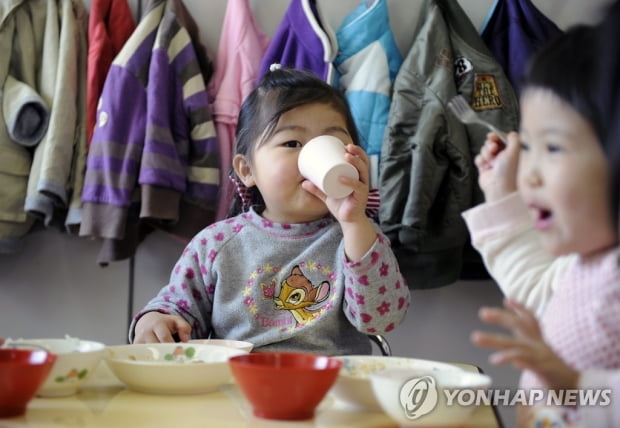 일본 저출산 대책 실현에 최대 79조원 필요…사회보험료 올리나