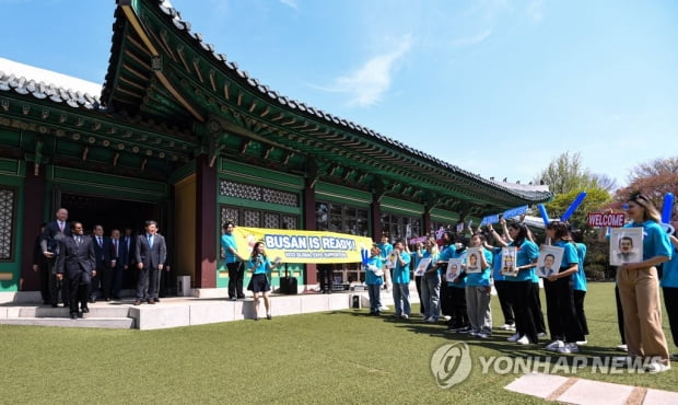 부산 곳곳 엑스포 실사단 환영행사…부산역에 5000여명 등