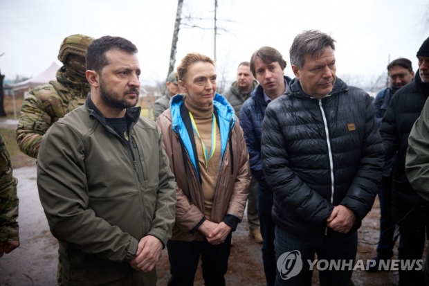 젤렌스키 "푸틴, 요강 놓인 지하실서 여생 보내길"