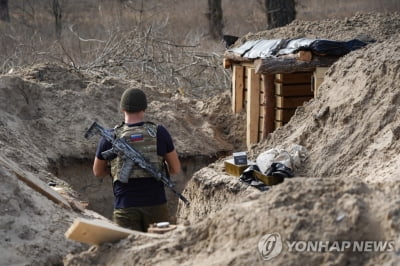 러, 크림반도에 여러겹 참호 팠다…"우크라 대반격 두렵다는 뜻"