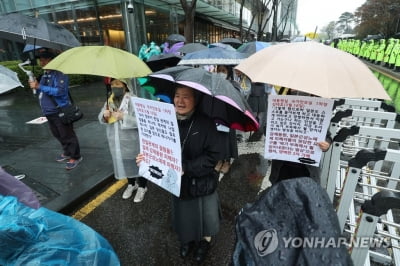 수요시위서 한덕수 '돌덩이' 발언 규탄…"역사인식 처참"