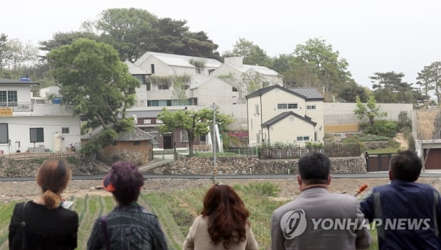 "왜 막느냐"…문 전 대통령 사저 방호관 차로 친 60대 구속