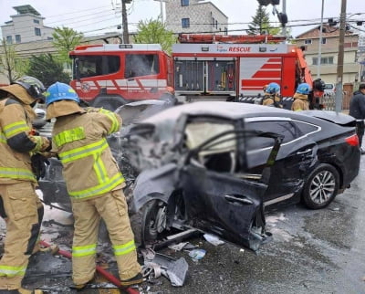 춘천 사거리서 승용차 전신주 들이받아…운전자 심정지 이송