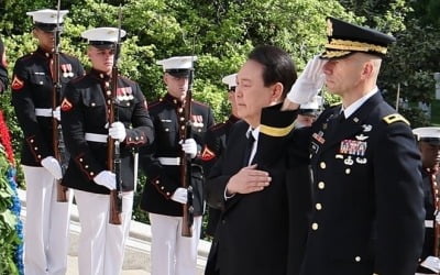 尹대통령, 알링턴 국립묘지 참배…"영원히 잊지 않겠다"