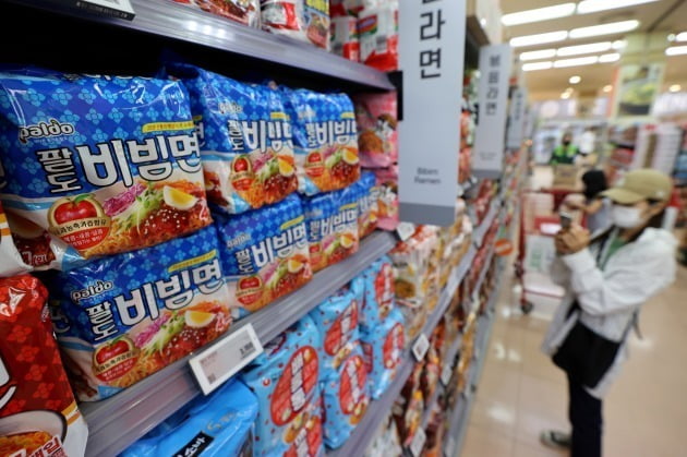 서울의 한 대형마트 매대에 비빔면이 진열되어 있다. 사진=뉴스1
