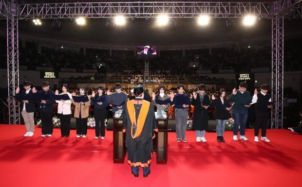 21일 오전 서울 중구 장충체육관에서 열린 2023학년도 동국대학교 신입생 입학식에서 신입생 대표들이 선서하고 있다.사진=뉴스1