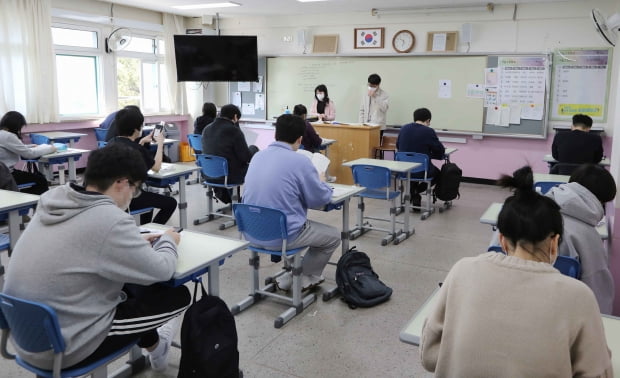 8일 국가공무원 9급 공개경쟁채용 필기시험장이 마련된 서울 서초구 소재 한 학교에서 수험생들이 시험을 준비하고 있다. 사진=뉴스1