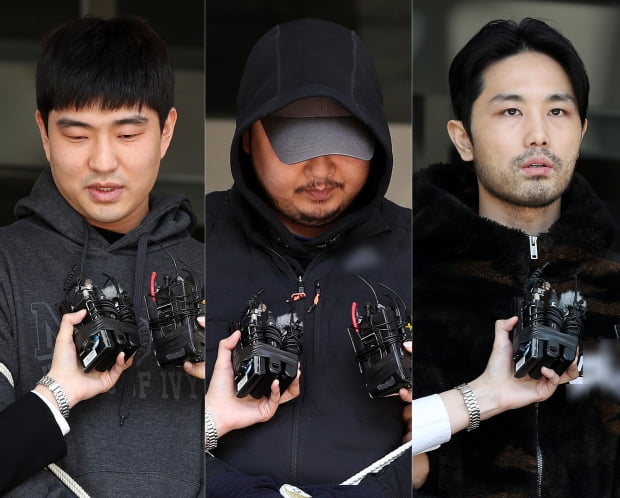  '강남 납치·살해 사건'의 피의자 연지호(29.왼쪽부터)·황대한(35)·이경우(35)가 9일 서울 강남구 수서경찰서에서 검찰로 송치되고 있다. 사진=뉴스1