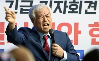 폭주하는 전광훈 "한국 정치인 내 통제받아야"