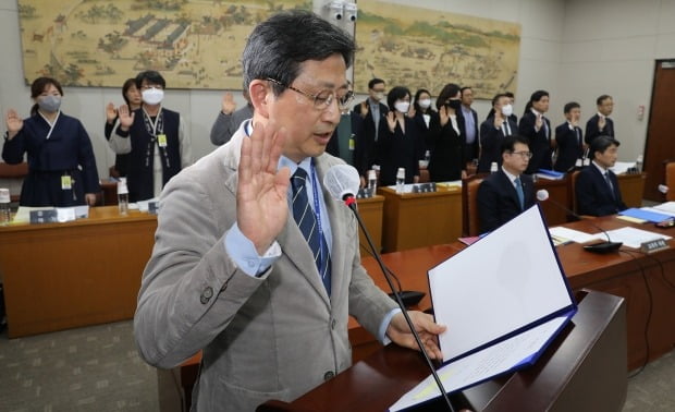 김성규 서울대 부총장 및 증인들이 14일 오전 서울 여의도 국회 교육위원회에서 열린 정순신 자녀 학교폭력 진상조사 및 학교폭력 대책 수립을 위한 청문회에서 증인 선서를 하고 있다. 사진=뉴스1