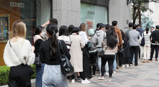 서울의 한 백화점 명품관 앞에서 고객들이 입장 순서를 기다리며 길게 줄을 서 있다. 사진=뉴스1