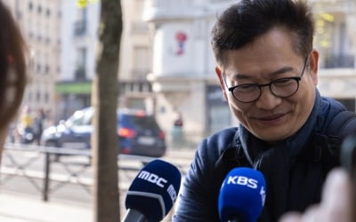 '돈 봉투 살포' 의혹 송영길, 파리서 기자회견…조기 귀국하나