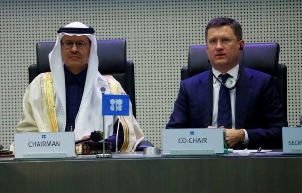 압둘아지즈 빈살만 사우디 에너지장관(왼쪽)과 알렉산드르 노박 러시아 부총리.  /로이터