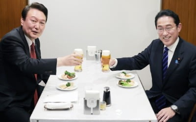 尹 "기시다에게 숯불구이 대접"…관저서 '홈파티 형식' 만찬