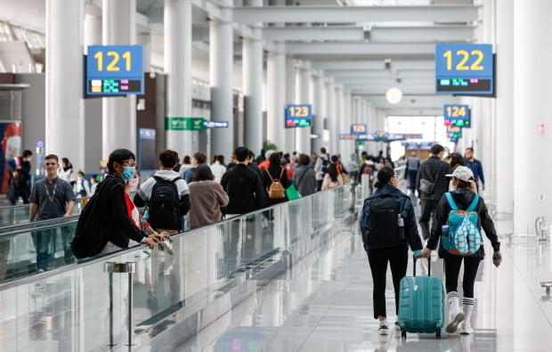 여행객들로 북적이는 인천국제공항 제1여객터미널 탑승동. / 사진=임대철 기자