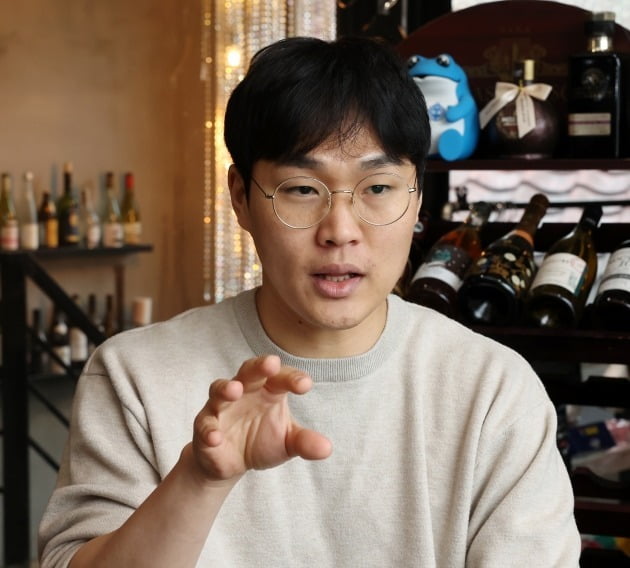 온라인 주류 유통 플랫폼을 운영하는 벨루가를 창업한 김상민 대표가 10일 서울 마포구 상수동 본사에서 한국경제신문과 인터뷰하고 있다. 김 대표는 