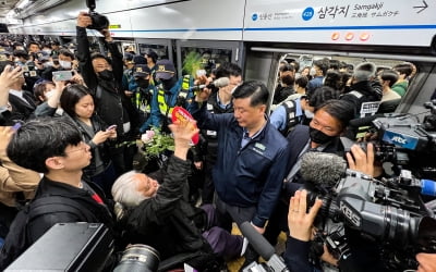 경찰, 삼각지역장 휠체어로 들이받은 전장연 회원 송치