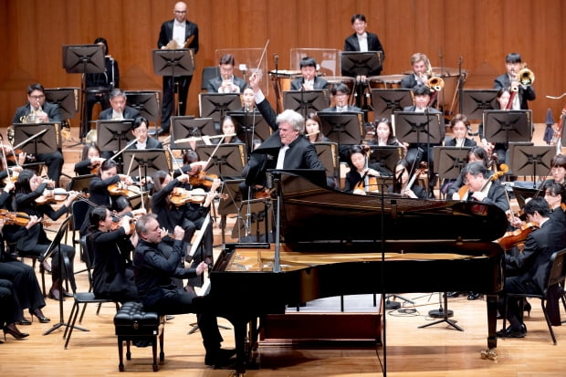 피아니스트 알렉세이 볼로딘이 4월 30일 서울 예술의전당에서 지휘자 토마스 다우스고르가 이끄는 KBS교향악단과 협연하고 있다. KBS교향악단 제공