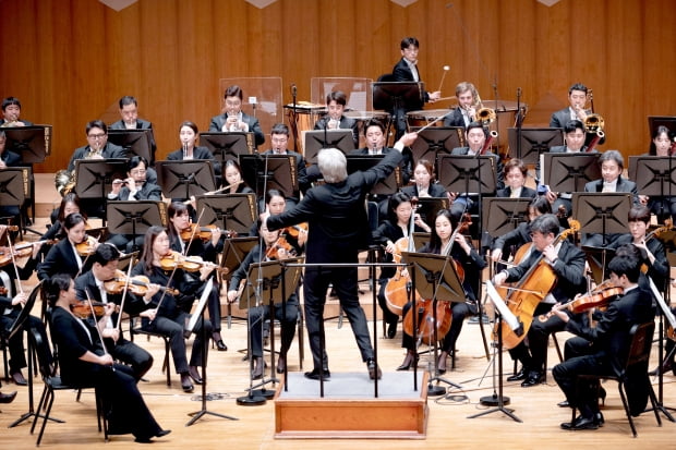 덴마크 출신 지휘자 토마스 다우스고르가 이끄는 KBS교향악단이 4월 30일 서울 예술의전당에서 열린 정기연주회에서 닐센 교향곡 4번 '불멸'을 연주하고 있다. KBS교향악단 제공