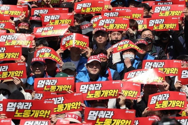 [포토] 구호 외치는 한국노총 조합원들