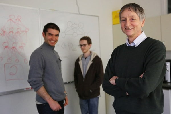  제프리 힌턴 교수(오른쪽부터)가 2012년 함께 인공신경망 기술을 개발한 제자인 알렉스 크리세프스키, 일리야 수츠케버와 캐나다 토론토대학교 연구실에서 찍은 사진. 토론토대
