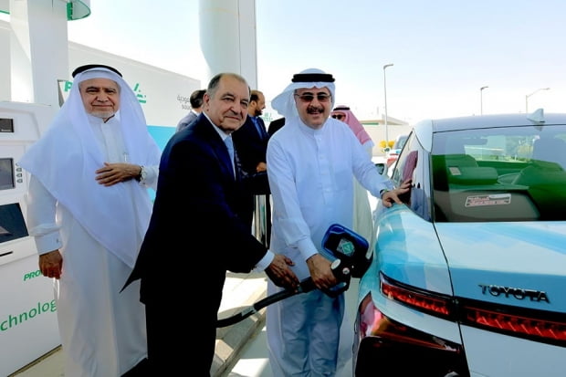 2019년 6월 에어프로덕츠가 사우디아라비아 최초의 수소 충전소를 개장했다. 왼쪽부터 사헬 압둘자와드 킹 파드 석유광물대학 총장, 세이피 가세미 에어프로덕츠 최고경영자(CEO), 아민 나세르 아람코 CEO. 사진제공=에어프로덕츠
