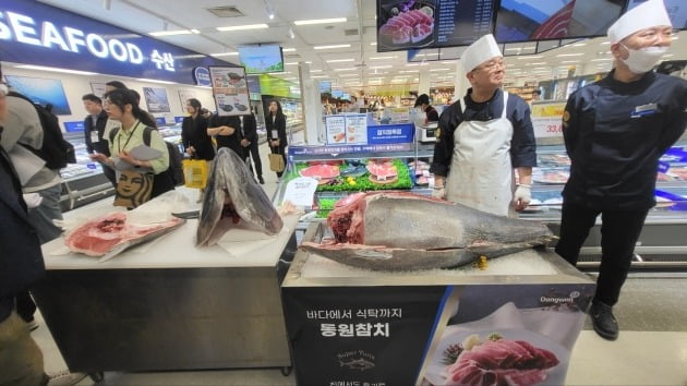 3일 인천 이카지노 로얄 연수점 수산물 코너에서 참치해체쇼가 이뤄지고 있다. 사진=안혜원 기자