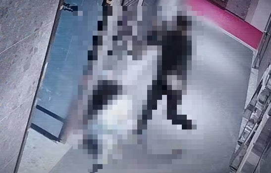 사건 당시 폐쇄회로(CC)TV에 담긴 가해 남성의 폭행 모습. /사진= SBS '그것이 알고싶다' 캡처