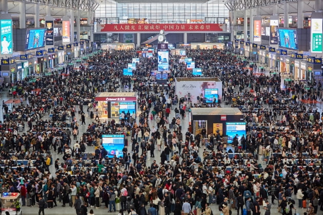중국 노동절 연휴 전인 지난 4월 27일 상하이 홍차오 기차역에서 관광객들이 기차를 기다리는 모습. /사진=연합로이터
