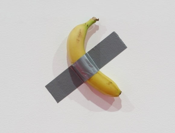 마우리치오 카텔란, 코미디언(2019). 생 바나나를 덕테이프로 붙여놓은 작품이다. /사진=김경태, 리움미술관 제공