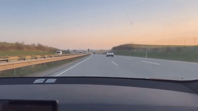 독일의 자동차 전용 고속도로 아우토반에서 '루디크러스 모드'로 달리는 테슬라 모델S 플래드. 이 차량의 제로백은 2.1초다. /사진=Isac E Wetterö 트위터
