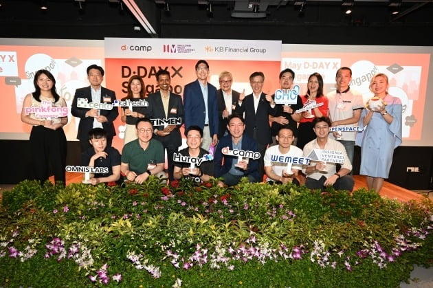 지난 4일 싱가포르에서 열린 디캠프 디데이 참가 업체 관계자들과 심사위원들. 디캠프 제공