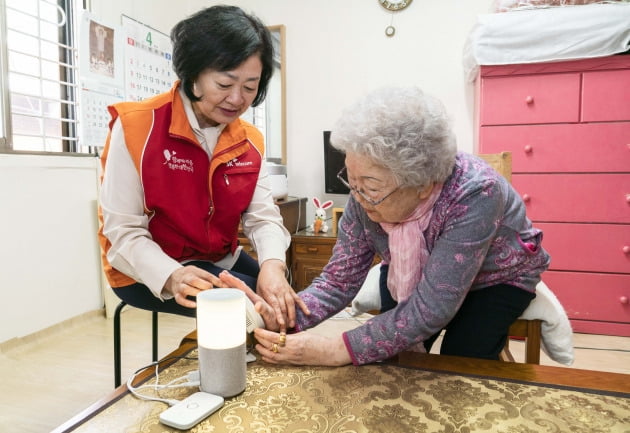 한 고령자가 SK텔레콤의 인공지능(AI) 돌봄 서비스를 사용하고 있다.  /SK텔레콤 제공