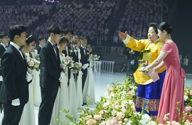 합동결혼식에서 성수 의식하는 한학자 총재. /사진=연합뉴스 