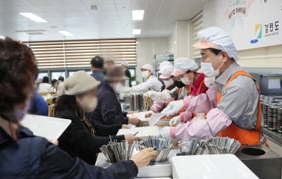 김진태 강원지사, 어버이날 맞이 춘천북부복지관 어르신 배식봉사