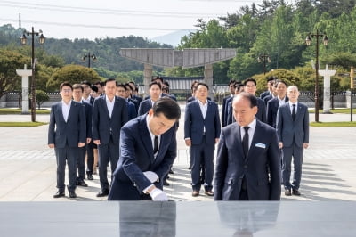 고병일 광주은행장, 국립 5·18 민주묘지 참배