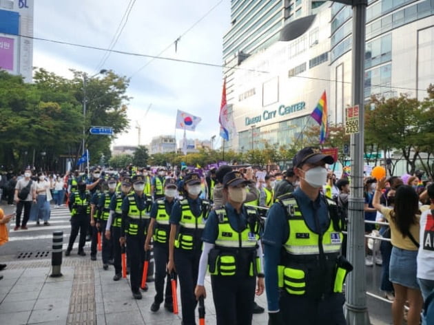 경남경찰청 제2기동대가 지난해 10월1일 대구에서 열린 퀴어문화축제에서 집회 참가자들의 행진을 유도하고 있다. 사진=경남경찰청.