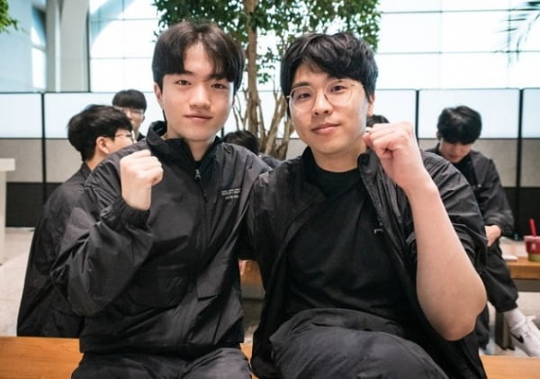 MSI 2023을 위해 출국한 T1 케리아(류민석, 외쪽)와 배성웅 감독 (제공=LCK)