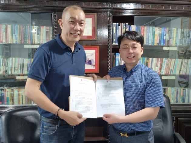 변원섭 메타비티 대표이사(오른쪽)와 안토니오 보로미오(Antoniao Borromeo) Success Advance Corporation 회장이 필리핀 IETI College에서 계약을 체결했다. /사진=메타비티 제공