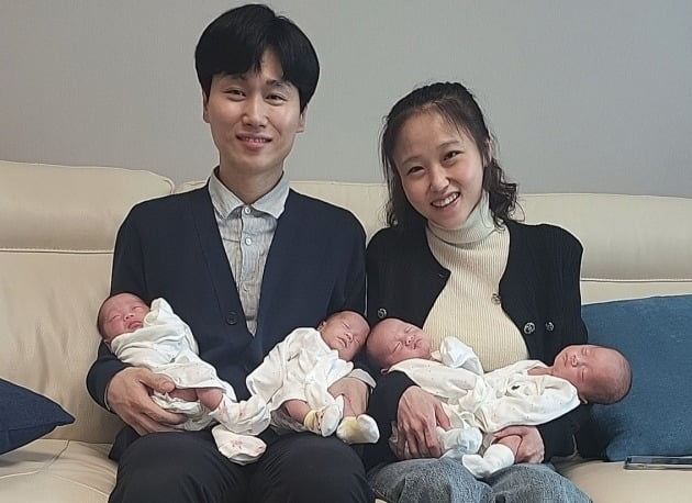 송리원PM(왼쪽)과 아내 차지혜 씨. 왼쪽부터 설록, 리지, 록시, 비전. 사진=SK온 제공.