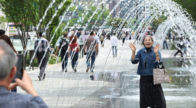 [포토] 시원해요~!! 낮 최고 26도 초여름