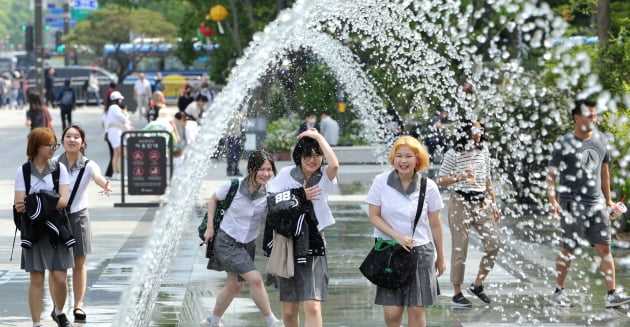 [포토] 시원해요~!! 낮 최고 26도 초여름