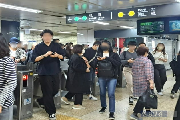 평일 출근 시간대 많은 승객들이 지하철 게이트를 나서는 모습. /사진=김세린 기자