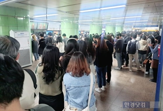 평일 퇴근 시간대 지하철 탑승을 위해 몰린 사람들. /사진=김세린 기자