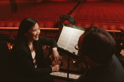 베를린필 무대 서는 김은선..."음악은 순간예술...현재 악보에 가장 집중"