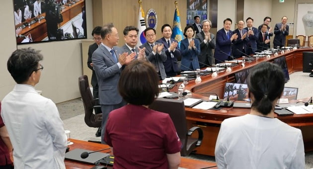 윤석열 대통령과 중대본 위원들이 11일 서울 용산 대통령실 청사에서 열린 코로나19 중앙재난안전대책본부 회의에 앞서 코로나19 방역 최전선에서 활약한 의사, 간호사, 간호조무사 등 보건 의료진에게 격려의 박수를 보내고 있다./대통령실사진기자단