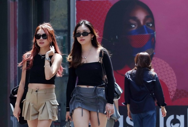 정부가 코로나19 방역조치를 대부분 해제하며 사실상 엔데믹을 선언한 11일 서울 중구 명동거리에서 외국인 관광객들이 마스크를 벗고 거닐고 있다.