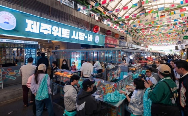 제주맥주가 5월 한 달간 서울 종로구 광장시장에서 팝업스토어 ‘제주 위트 시장 바’를 연다. 사진=안혜원 기자